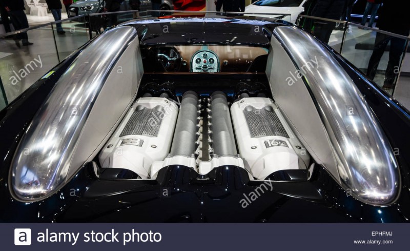 engine-of-a-supercar-bugatti-veyron-eb-164-fastest-serial-car-in-the-EPHFMJ.jpg